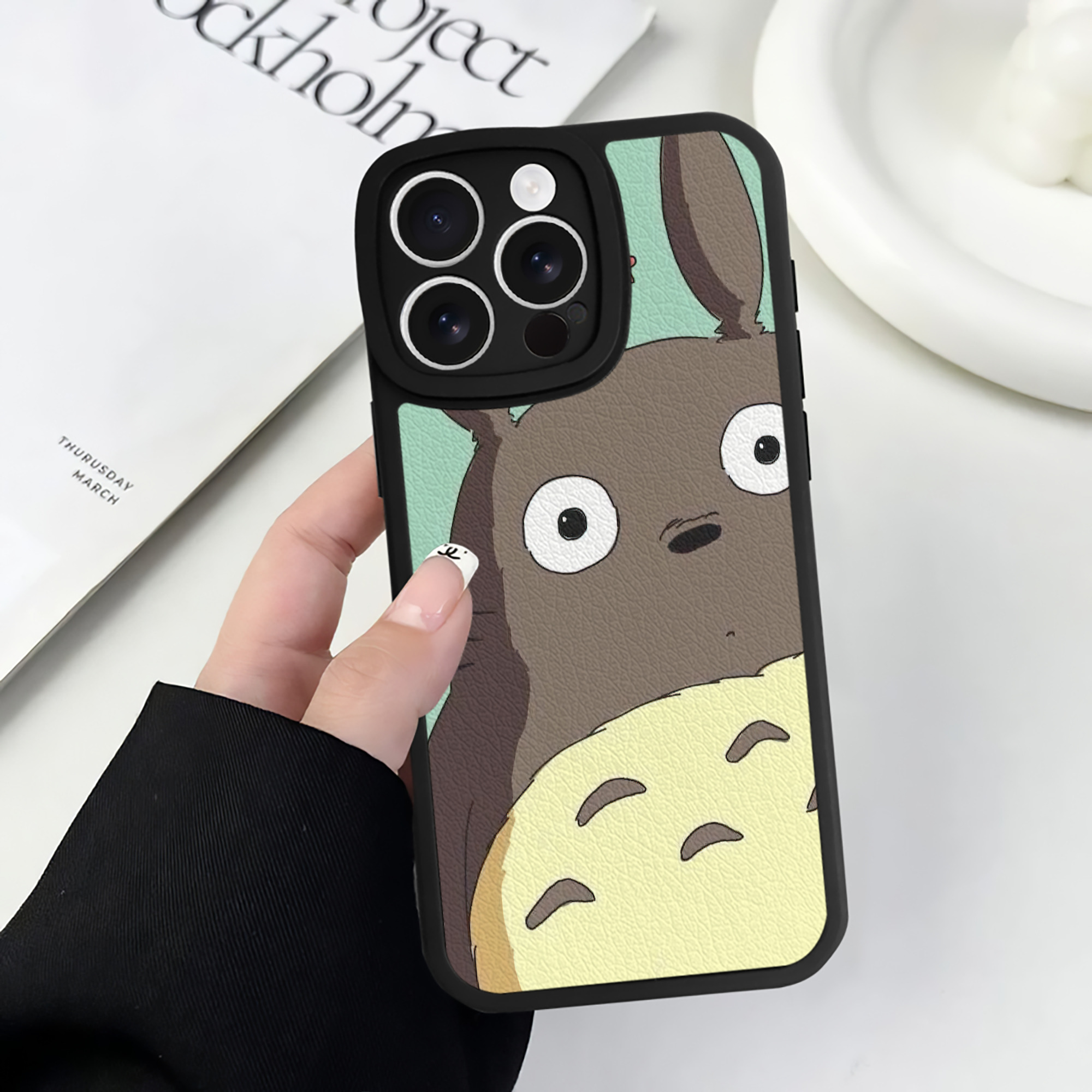 （画像用） となりのトトロ 草壁メイ 草壁サツキ My Neighbor Totoro Satsuki Kusakabe Mei Kusakabe 【iPhone 16シリーズ対応】シリコンスマホケース（レザー調） 材質：シリコン